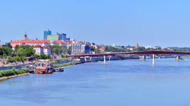 Varşova, Polonya. 15 Ağustos 2025. Vistula üzerindeki yaya ve bisiklet köprüsünün görüntüsü. 