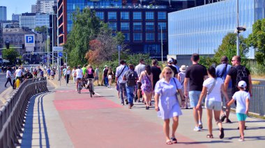 Varşova, Polonya. 15 Ağustos 2025. Swietokrzyski Köprüsü 'nü geçen turistler ve sakinler kalabalıktı. Hafta sonu köprüden birlikte geçen bir grup insan.. 