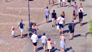 Varşova, Polonya. 15 Ağustos 2025. Vistula nehri boyunca gezinti yapan turistler ve sakinler kalabalıktı. Hafta sonu gezintiye çıkan bir grup insan birlikte yürüyor..