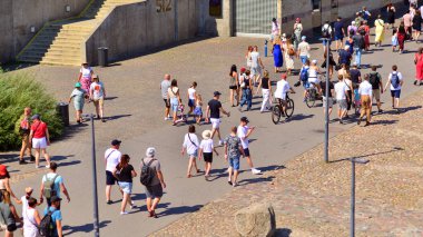Varşova, Polonya. 15 Ağustos 2025. Vistula nehri boyunca gezinti yapan turistler ve sakinler kalabalıktı. Hafta sonu gezintiye çıkan bir grup insan birlikte yürüyor..