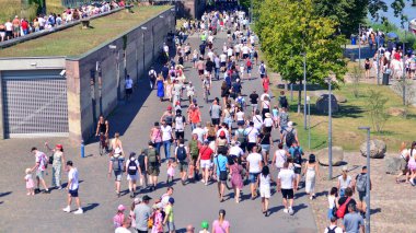 Varşova, Polonya. 15 Ağustos 2025. Vistula nehri boyunca gezinti yapan turistler ve sakinler kalabalıktı. Hafta sonu gezintiye çıkan bir grup insan birlikte yürüyor..