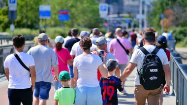 Varşova, Polonya. 15 Ağustos 2025. Swietokrzyski Köprüsü 'nü geçen turistler ve sakinler kalabalıktı. Hafta sonu köprüden birlikte geçen bir grup insan.. 