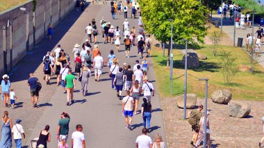 Varşova, Polonya. 15 Ağustos 2025. Vistula nehri boyunca gezinti yapan turistler ve sakinler kalabalıktı. Hafta sonu gezintiye çıkan bir grup insan birlikte yürüyor..