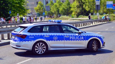 Varşova, Polonya. 15 Ağustos 2025. Polonya polis arabası caddeye park etmiş..