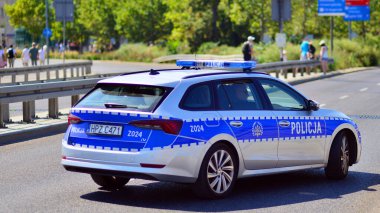 Varşova, Polonya. 15 Ağustos 2025. Polonya polis arabası caddeye park etmiş..