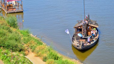 Varşova, Polonya. 15 Ağustos 2025. Vistula Nehri 'nde yüzen turist teknesi.