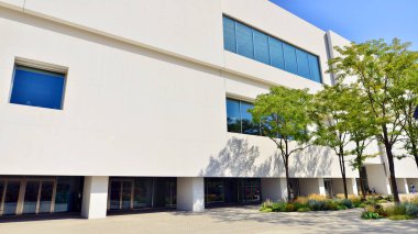 Varşova, Polonya. 15 Ağustos 2025. Modern Sanat Müzesi Binası. Şehir manzarası ve modern mimari geçmişi. 