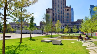 Varşova, Polonya. 15 Ağustos 2025. Central Square, Modern Sanatlar Müzesi 'nin yanındaki Kültür Sarayı' nın ana girişinin önü..