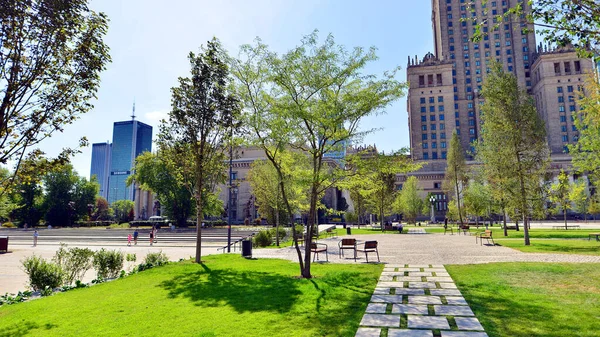 Varşova, Polonya. 15 Ağustos 2025. Central Square, Modern Sanatlar Müzesi 'nin yanındaki Kültür Sarayı' nın ana girişinin önü..