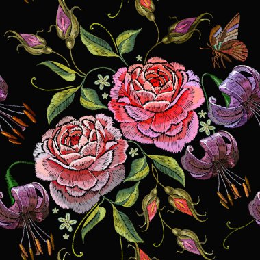 Nakış gül ve kaplan lillies seamless modeli. Giyim, tekstil, t-shirt tasarım şablonu. Güzel pembe gül çiçek ve kaplan siyah arka plan üzerine lillies klasik nakış