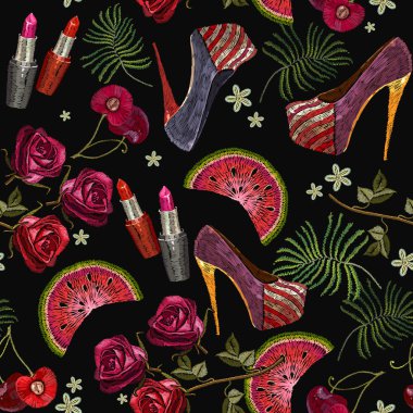 Nakış kadın aksesuarları seamless modeli. Moda giyim, tekstil, t-shirt tasarım şablonu. Kadın ayakkabıları, kiraz, gül, palmiye yaprakları, modaya uygun desen