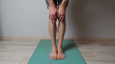 Diz eklemleri için egzersiz. Bacaklarını kapat ve sabah jimnastik yap. Eklem hareketliliği ve sağlıklı yaşam tarzı rutini için.