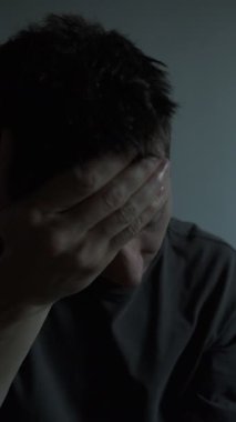 Depresyondaki genç adam el ele tutuşuyor, stresten bunalıma girmiş ruhsal sağlık krizi konsepti