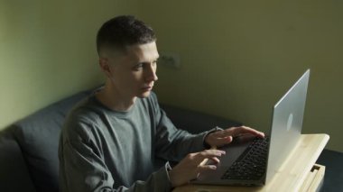 Günlük ev ortamında dizüstü bilgisayarda çalışan serbest çalışan, otantik yaşam tarzı.