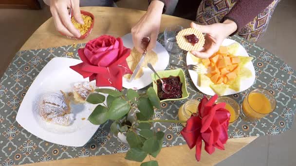 Mani Donna Mettere Marmellata Biscotto Con Colazione Sul Tavolo Rallentatore — Video Stock