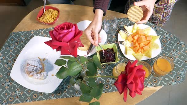 Ręce Biorące Śniadanie Jedzenie Stołu Kwiatami Zwolnione Tempo — Wideo stockowe