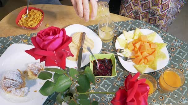 Adamın Eli Meyve Suyunu Bardağa Koyuyor Yavaş Çekimde Kahvaltıyla Birlikte — Stok video