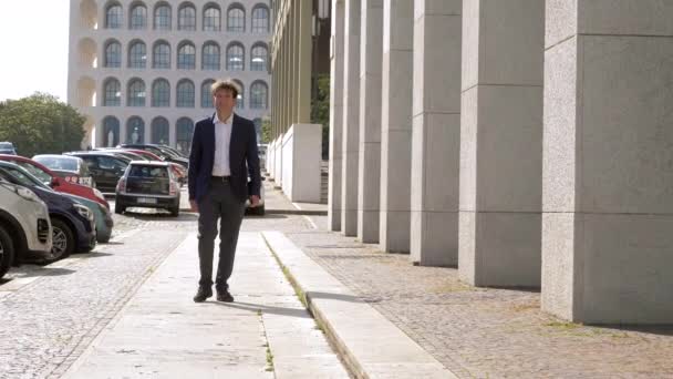 Şehirde Yürüyen Elinde Tabletle Yakışıklı Bir Adamı — Stok video