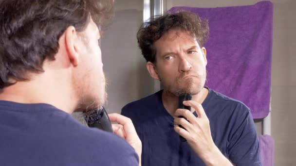 Hombre Afeitándose Barba Larga Con Máquina Afeitar Cámara Lenta Primer — Vídeos de Stock