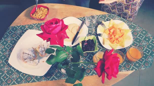 Manos Tomando Comida Del Desayuno Mesa Con Flores Cámara Lenta — Vídeos de Stock