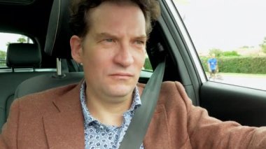 Yakışıklı, zarif, güler yüzlü, mutlu araba kullanan adam..