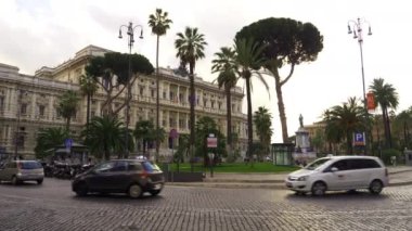 Roma, İtalya 'da trafiği olan merkezi tarihi plaza