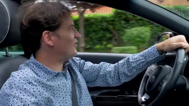 Homem Trânsito Dirigindo Conversando Com Outros Motoristas Close — Vídeo de Stock