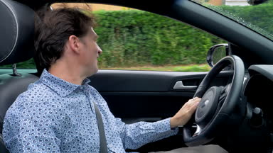 Trafikteki adam diğer şoförlerle konuşuyor.