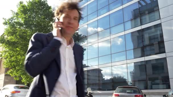 Homem Negócios Ficando Com Raiva Telefone Cidade Espera Reunião — Vídeo de Stock