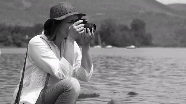 Joyeux Beau Photographe Passe Temps Femme Prenant Des Photos Nature — Video