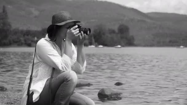 Glad Vacker Kvinna Hobby Fotograf Bilder Naturen Framför Havet Svart — Stockvideo