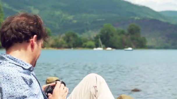 Счастливый Человек Перед Озером Расслабляется Занимаясь Йогой Крупным Планом — стоковое видео