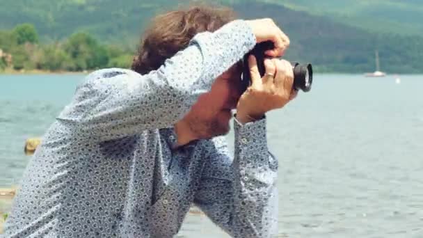 Mężczyzna Przed Jeziorem Wakacjach Robi Zdjęcia Przyrodzie Zwierzętom Zbliżenie — Wideo stockowe