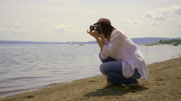 Mujer Fotógrafa Turística Frente Lago Verano Foto Mediana — Vídeo de stock