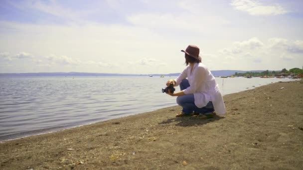 Mujer Fotógrafa Turística Frente Lago Verano — Vídeo de stock
