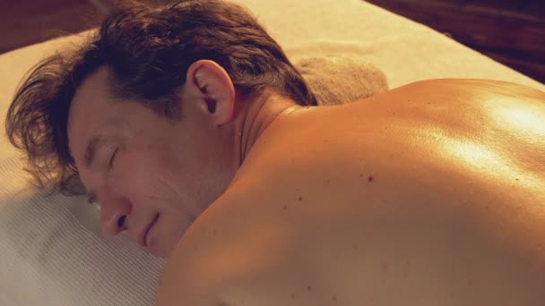 Bonito Homem Spa Relaxante Durante Massagem Nas Costas Estilo Retro — Vídeo de Stock