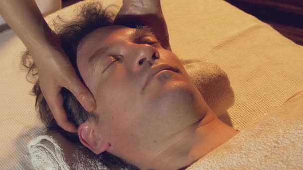 Knappe Man Spa Ontspannen Ontvangst Hoofd Massage Bewegende Schot Naar — Stockvideo