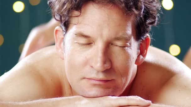 Schöner Mann Bereitet Sich Auf Massage Vor Und Schließt Lächelnd — Stockvideo