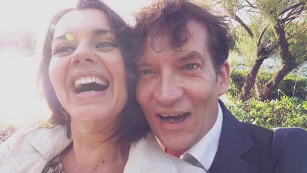 Szczęśliwa Para Miłości Biorąc Wideo Selfie Parku Lecie Zabawne Twarze — Wideo stockowe