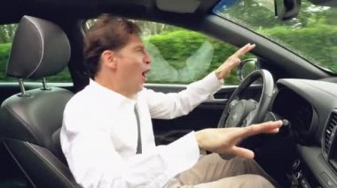 Enerji dolu neşeli adam arabada dans ediyor. Heyecanlı.