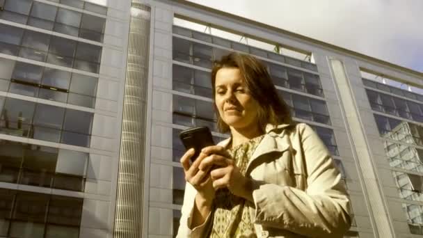 Счастливая Деловая Женщина Смеется Телефону Разговаривая Перед Офисным Зданием — стоковое видео