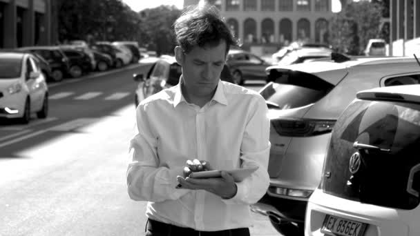 Крутой Бизнесмен Работает Улице Планшетом Закате Городской Замедленной Съемке — стоковое видео