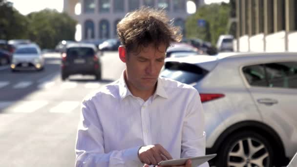 凉快的商人在街道用平板电脑在日落城市慢动作 — 图库视频影像