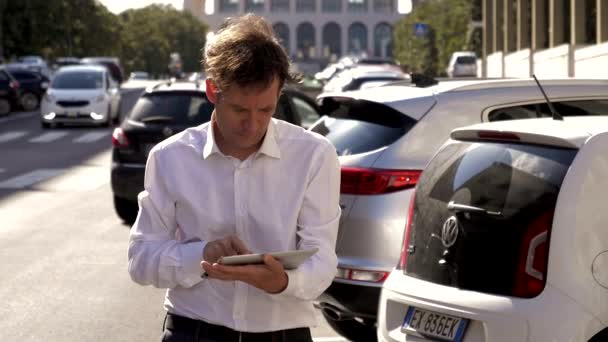 Homem Negócios Legal Trabalhando Rua Com Tablet Pôr Sol Cidade — Vídeo de Stock
