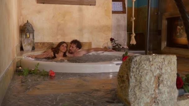 Házaspár Nászút Beszél Boldog Romantikus Wellness Részlegben Pezsgőfürdő Belül — Stock videók