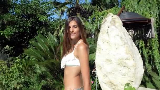 Splendida Donna Bikini Che Gira Guardando Fotocamera Sorridente — Video Stock