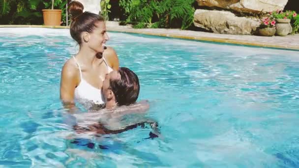 Mutlu Çift Aşık Yavaş Oynamaya Havuzda Eğleniyor — Stok video