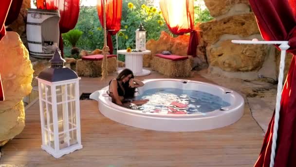 Kadın Günbatımı Ağır Çekim Yüksek Atış Ayçiçeği Bahçede Jakuzi Banyo — Stok video