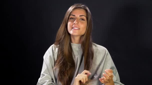 Mujer Sonriendo Feliz Por Peinado Después Corte Pelo Salón Mostrando — Vídeos de Stock