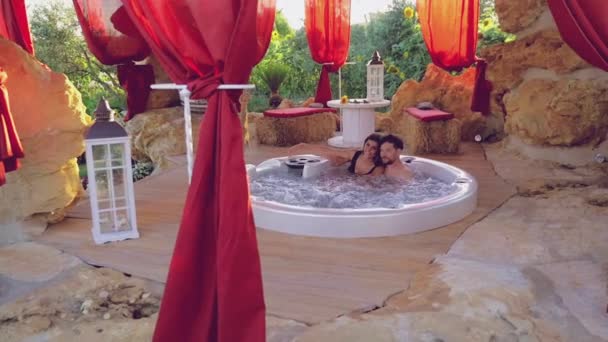 Szeretet Ragaszkodás Belül Jacuzzi Külső Napfény Naplemente Lassított Kamera Fáklyát — Stock videók